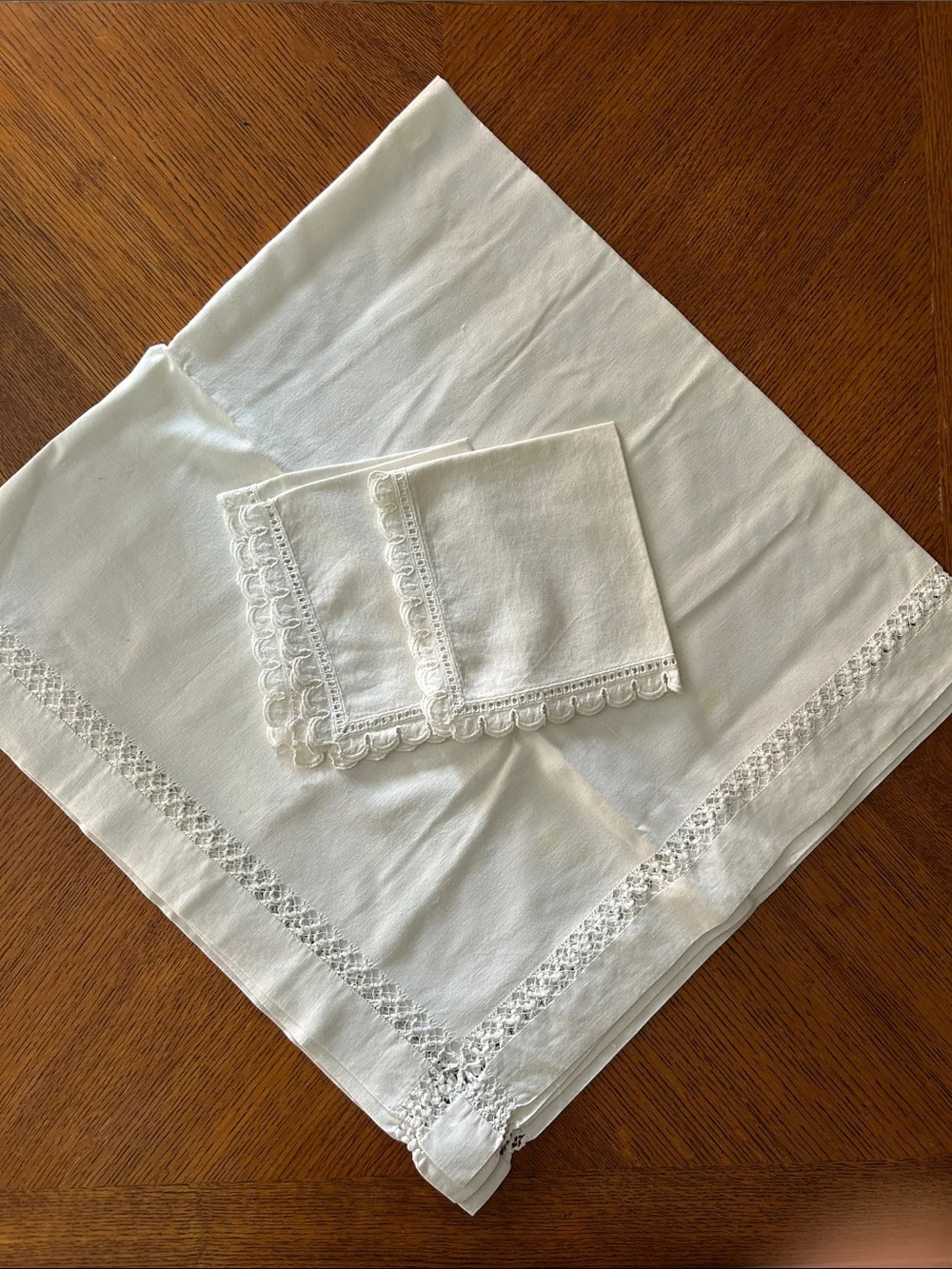 Classic White Lace-Trim Linen Tablecloth and Set of napkins/2